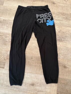 Free city sweatpants size 3/L
